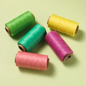 Cinque rotoli di filo di poliestere cerato piatto da 0,8 mm in colori vivaci per progetti DIY