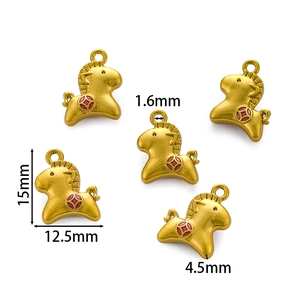 Detailansicht der goldenen Pferdeanhänger mit Maßen, Mattoptik und rotem Münzdesign