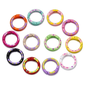 Macro-opname van kleurrijke emaille veerring gespen met stippenpatroon voor DIY-sieraden