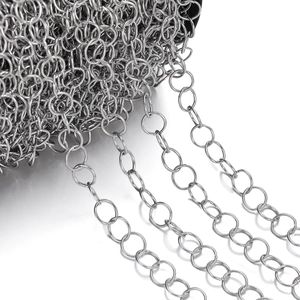 Macro della catena a maglie in acciaio inossidabile argento su rotolo