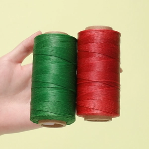 Dettaglio di fili di poliestere cerati da 0,8 mm verde e rosso per cucito pelle e artigianato