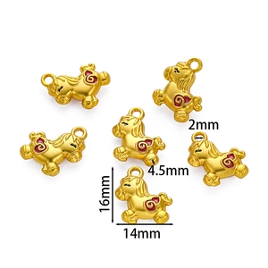 Detailansicht von sechs goldenen Pferdependeln mit roter Emaille und Größenangaben