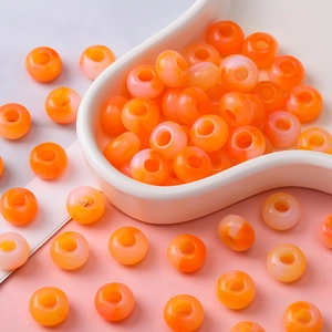 Macrodetail van oranje en witte marmeren acryl kralen voor DIY sieraden maken