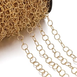 Dettaglio di un rotolo di catena ad O in acciaio inossidabile placcato oro 18K per DIY