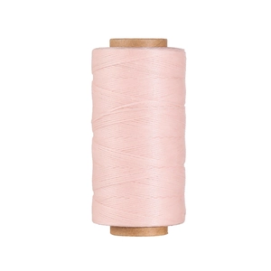Dettaglio macro del filo di poliestere cerato rosa chiaro da 0,8 mm per cuoio e DIY