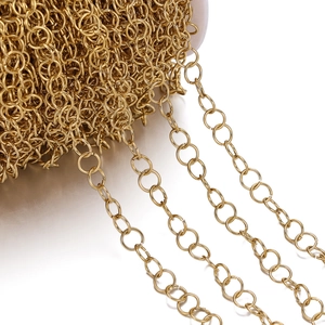 Dettaglio macro della catena a maglie in acciaio inossidabile placcato oro 18K per DIY