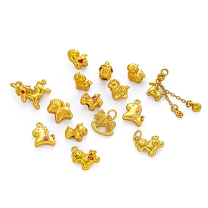 Detailansicht goldener Pferdeanhänger mit roter Emaille für DIY-Schmuckherstellung