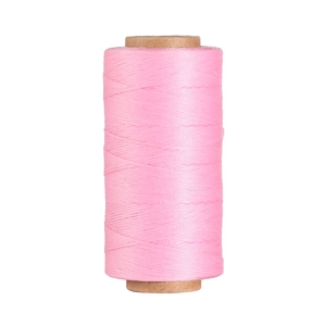 Dettaglio di un rocchetto di filo di poliestere cerato piatto rosa da 0,8 mm per cucito