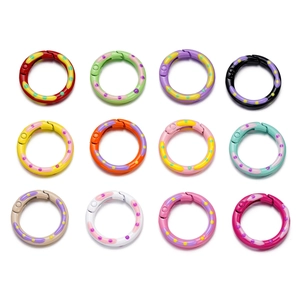 Gedetailleerde weergave van 12 gekleurde legering veerringen met handgeschilderde patronen voor DIY
