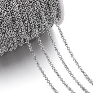 Dettaglio di catena a maglia in acciaio inossidabile argento per creazione gioielli DIY