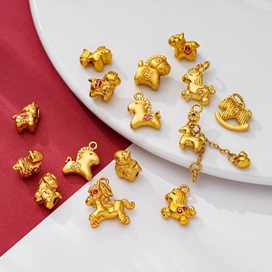 Detailansicht matter goldener Tierkreiszeichen-Pferdeanhänger mit Emaille und Gravur