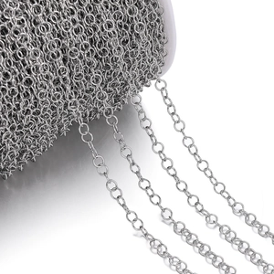 Dettaglio macro della catena in acciaio inossidabile placcato oro 18K per gioielli DIY