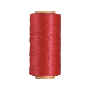 Dettaglio di filo di poliestere cerato piatto rosso da 0,8 mm per cucito a mano su cuoio