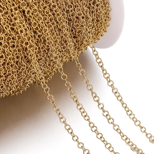 Dettaglio macro di catena in acciaio inossidabile placcato oro 18K per creazione gioielli