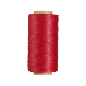 Dettaglio del filo cerato rosso da 0,8 mm su rocchetto per cucito di pelle e artigianato
