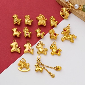 Nahaufnahme der goldenen Sternzeichen-Pferdeanhänger mit Emaille-Details und Muster