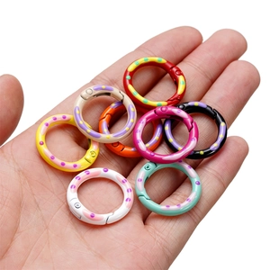 Detail van kleurrijke ronde veergespen met handgeschilderde patronen voor DIY sieraden