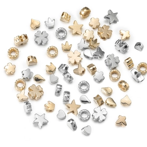 Detailopname van goud- en zilverkleurige CCB-kralen in ster- en hartvorm voor DIY sieraden