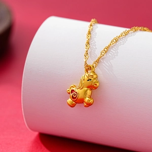 Makro-Detail des Gold-Zodiac-Pferdeanhängers mit roter Emaille und Wellenkette auf Rot