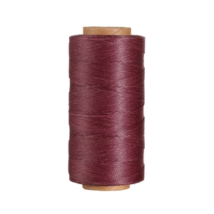 Dettaglio del filo in poliestere cerato bordeaux 0,8mm su rocchetto per cucito di pelle