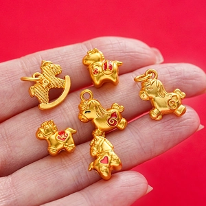 Goldene Tierkreiszeichen-Pferd-Anhänger mit roten Emaille-Details auf festlichem Grund