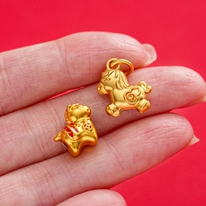 Details des vergoldeten Sternzeichen-Pferd-Anhängers mit roter Emaille und Münzsymbol