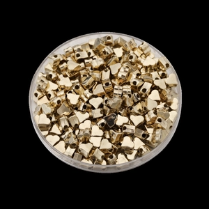 Macro-opname van gouden stervormige CCB-kralen voor het maken van DIY-sieraden