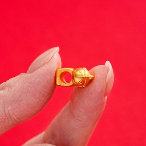 Makroaufnahme einer Gold-Zodiac-Pferdeperle mit mattem Finish für DIY-Schmuckherstellung