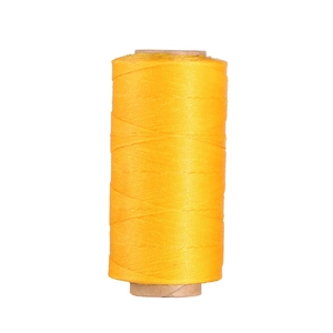 Dettaglio della bobina di filo cerato giallo da 0,8 mm per cucito su pelle e artigianato DIY