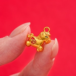 Goldener Tierkreiszeichen Pferd Anhänger mit roter Emaille auf rotem Grund