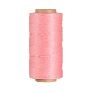 Dettaglio macro di filo di poliestere cerato rosa da 0,8 mm per cucito a mano su pelle