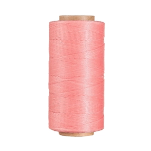 Dettaglio del rocchetto di filo di poliestere cerato piatto rosa 0,8 mm per cucire pelle