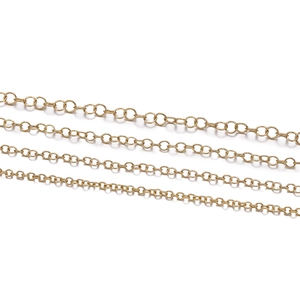 Dettaglio di quattro dimensioni di catene in acciaio inossidabile placcato oro 18K