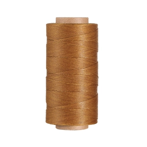 Dettaglio del filo di poliestere cerato piatto giallo zenzero 0,8mm per cuoio