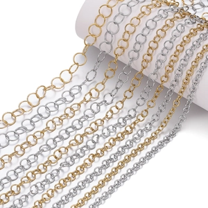 Dettaglio di varie catene a maglie tonde in oro e argento per la creazione di gioielli