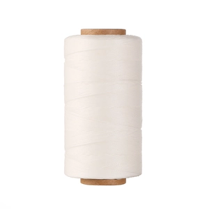 Primo piano di rocchetto di filo cerato piatto bianco 0,8 mm per cucito pelle e DIY