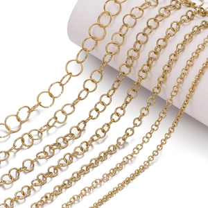Dettaglio di sette dimensioni di catene a maglie tonde in acciaio inox placcato oro 18K