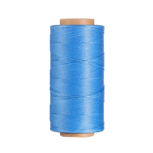 Dettaglio del filo piatto cerato blu reale da 0,8 mm su anima in kraft per cucito su cuoio