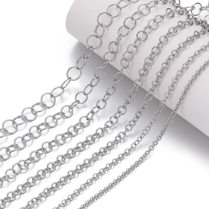 Dettaglio di vari stili di catene in acciaio inossidabile argento per gioielli DIY