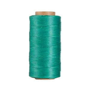 Dettaglio del cordino in poliestere cerato verde smeraldo 0,8 mm su rocchetto kraft