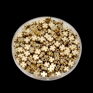Macro-detail van vergulde klaver kralen voor DIY sieraden maken en armband benodigdheden