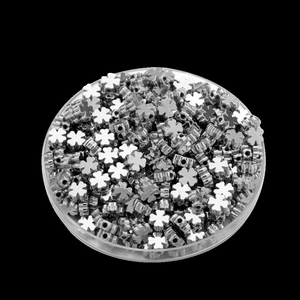Gros plan de perles intercalaires argentées en forme de fleur pour la création de bijoux