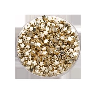 Macro-opname van goudkleurige kroonvormige CCB kralen voor het maken van DIY-sieraden