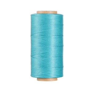 Dettaglio del rotolo di filo in poliestere cerato verde acqua 0,8 mm per cucito in pelle