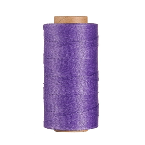 Dettaglio del filo di poliestere cerato viola da 0,8 mm su rocchetto per cucito in pelle