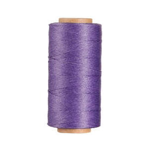 Dettaglio del filo di poliestere cerato viola da 0,8 mm su una bobina di carta marrone