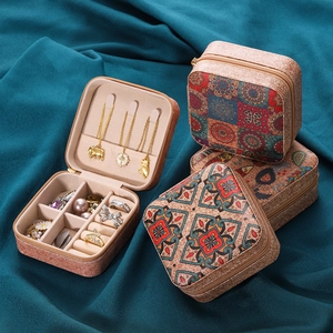 Detalle de joyero vintage con estampados bohemios y compartimentos de almacenamiento
