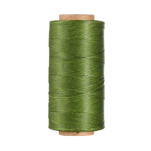 Dettaglio di filo in poliestere cerato verde da 0,8mm per cucito a mano su pelle in rocchetto