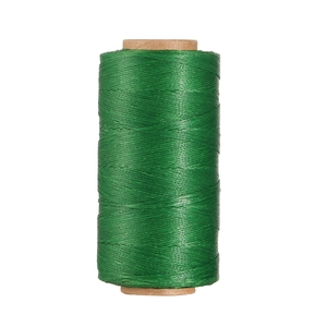 Dettaglio del filo di poliestere cerato verde da 0,8 mm per cucito su pelle e artigianato