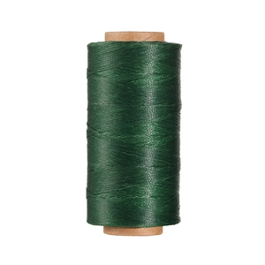 Dettaglio del filo in poliestere cerato verde scuro 0,8mm per pelletteria e cucito fai da te